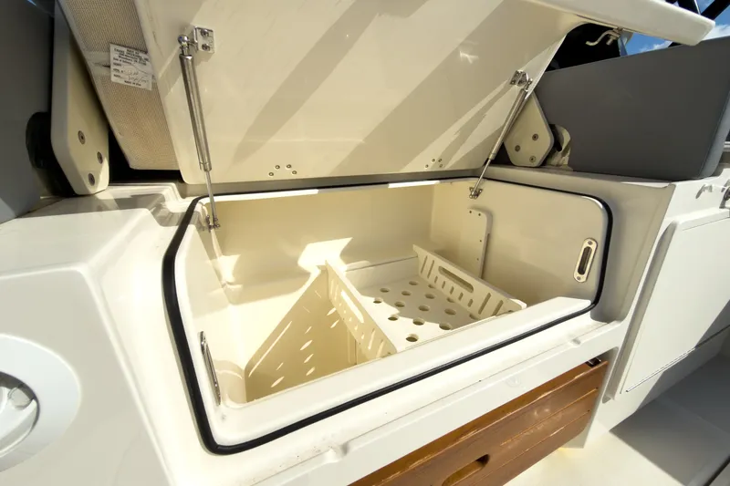 Slide: The Image of Boston Whaler 350 REALM 2025 - 19