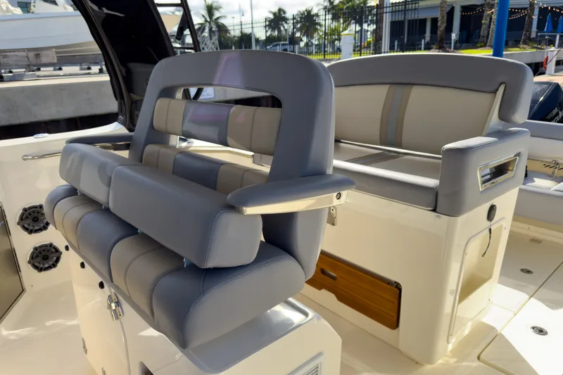 Slide: The Image of Boston Whaler 350 REALM 2025 - 23