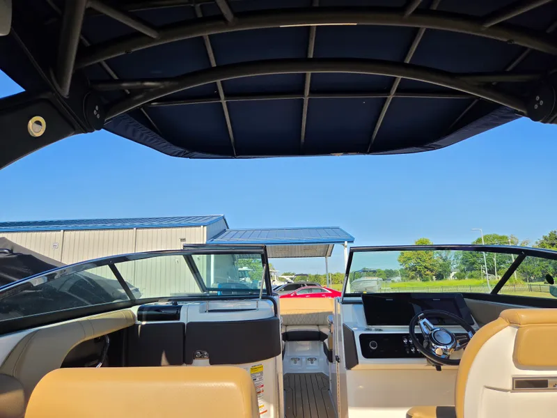 Slide: The Image of Sea Ray SLX 250 2020 - 18