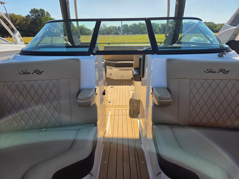 Slide: The Image of Sea Ray SLX 250 2020 - 14