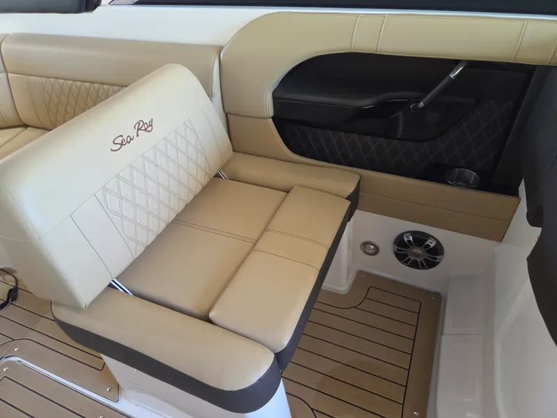 Slide: The Image of Sea Ray SLX 250 2020 - 12