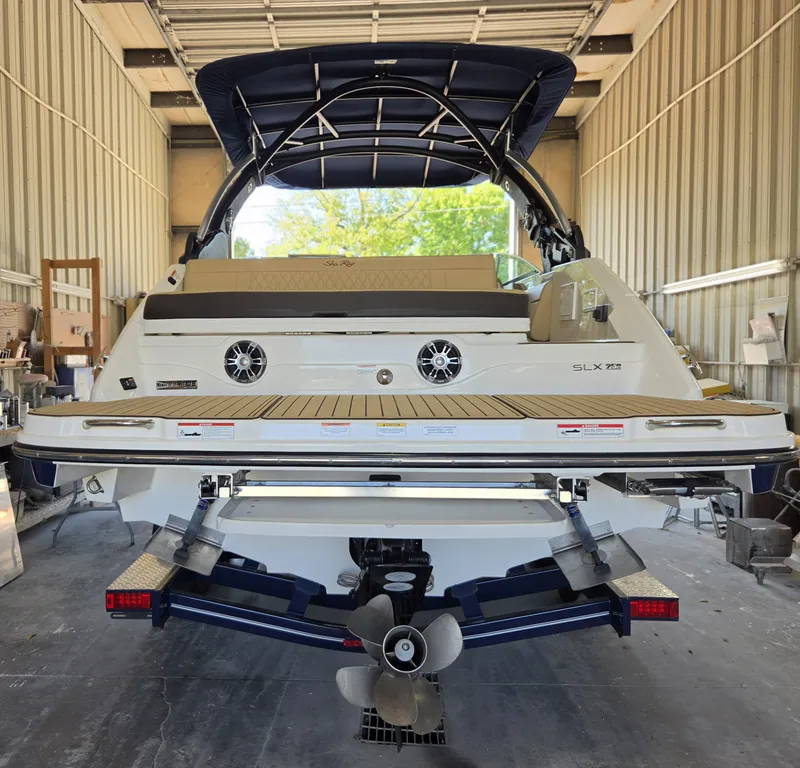 Slide: The Image of Sea Ray SLX 250 2020 - 2