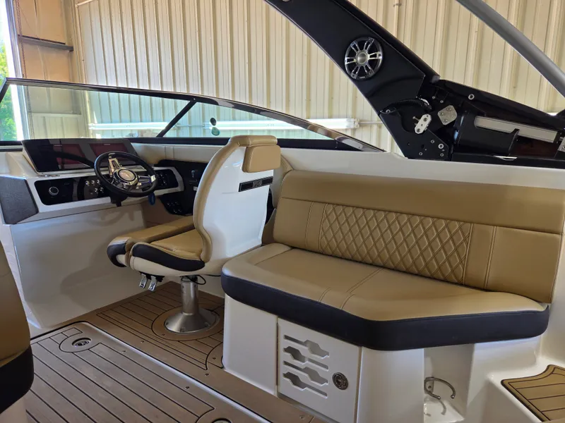 Slide: The Image of Sea Ray SLX 250 2020 - 7