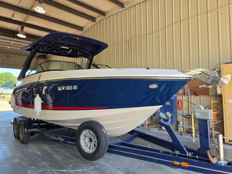 Slide: The Image of Sea Ray SLX 250 2020 - 1