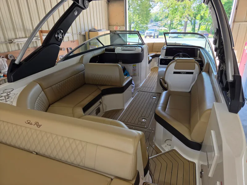 Slide: The Image of Sea Ray SLX 250 2020 - 5