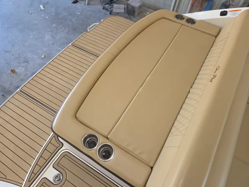 Slide: The Image of Sea Ray SLX 250 2020 - 3