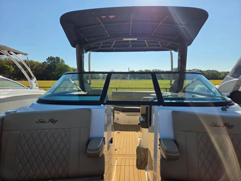 Slide: The Image of Sea Ray SLX 250 2020 - 15