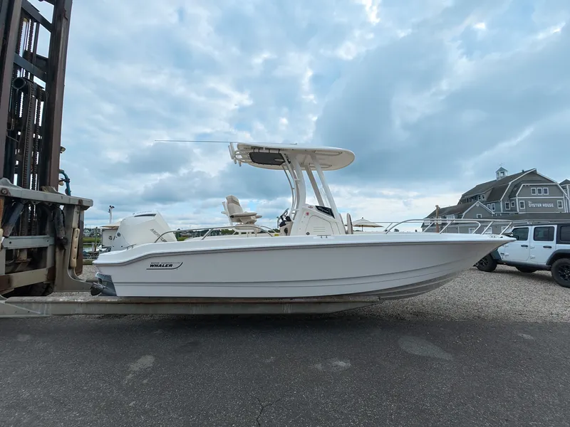 The Image of Boston Whaler 220 Dauntless 2027 - 0