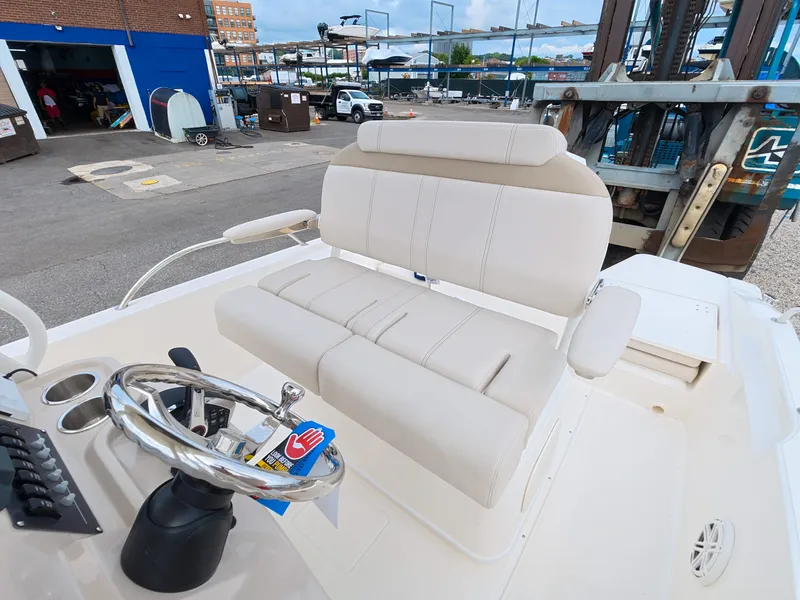 Slide: The Image of Boston Whaler 220 Dauntless 2027 - 11
