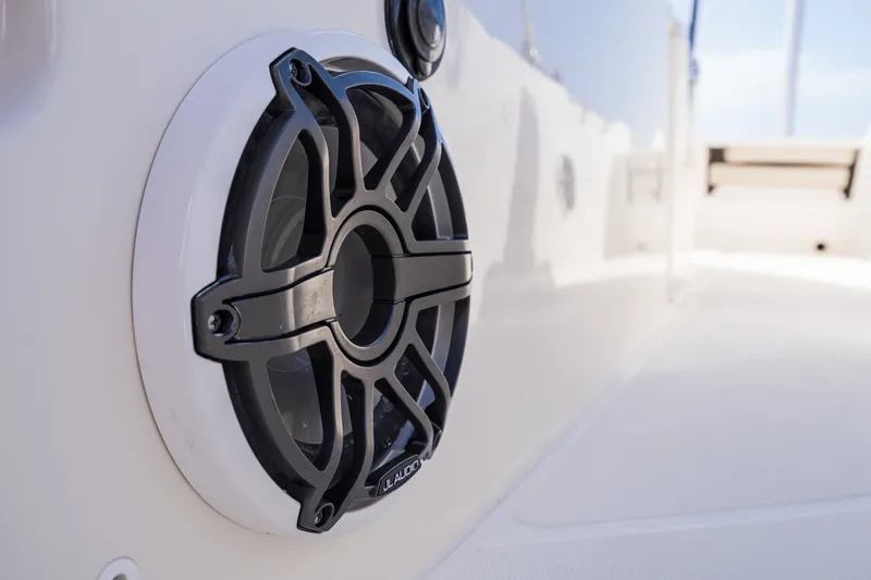 Slide: The Image of Boston Whaler 220 Dauntless 2027 - 27