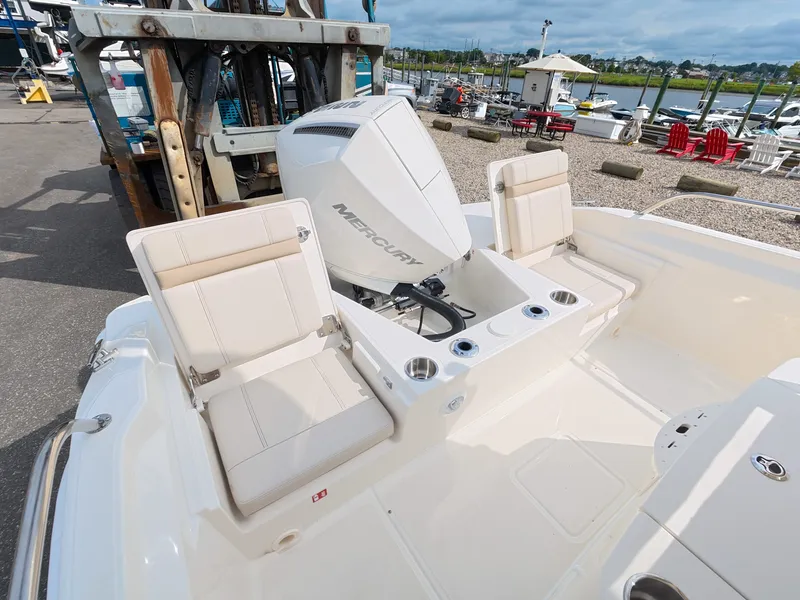 Slide: The Image of Boston Whaler 220 Dauntless 2027 - 6