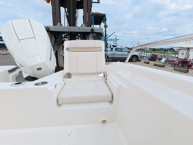 Slide: The Image of Boston Whaler 220 Dauntless 2027 - 8