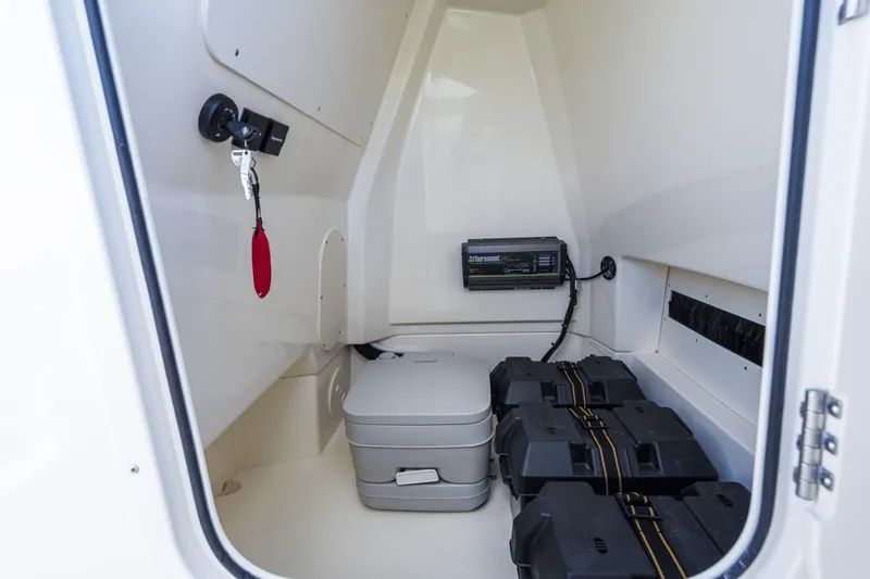 Slide: The Image of Boston Whaler 220 Dauntless 2027 - 34