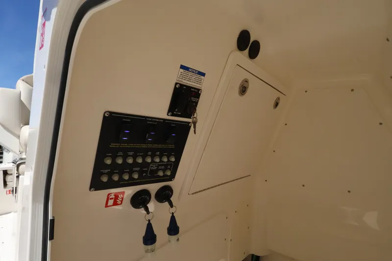 Slide: The Image of Boston Whaler 280 Dauntless 2027 - 14