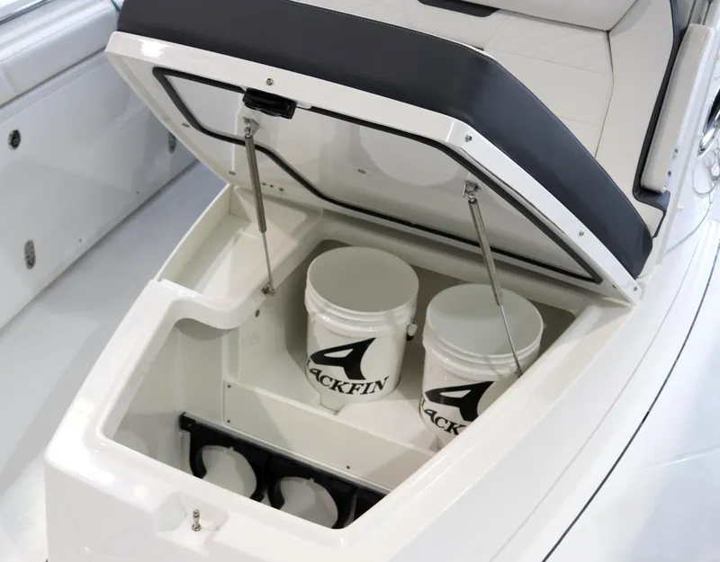 Slide: The Image of Blackfin 332cc 2024 - 76