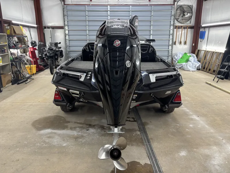 Slide: The Image of 2023 Ranger Z521R Cup Equipped boat in garage. - 14