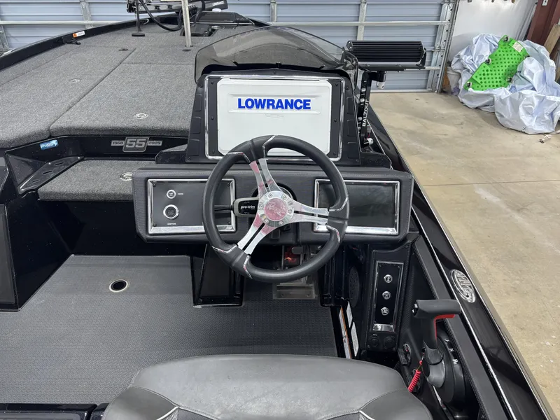Slide: The Image of Interior of a 2023 Ranger Z521R boat with Lowrance technology. - 15