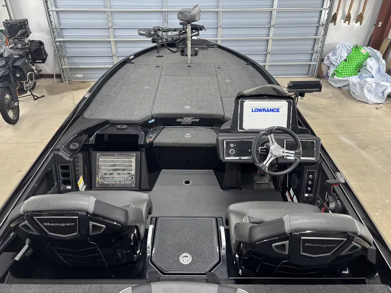 Slide: The Image of Interior of 2023 Ranger Z521R Cup Equipped boat with Lowrance technology. - 16