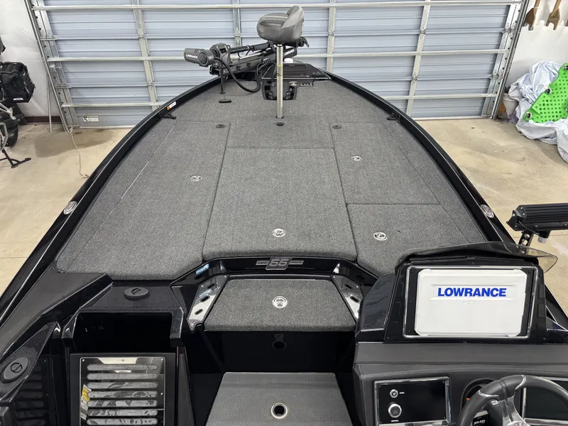 Slide: The Image of 2023 Ranger Z521R boat with Lowrance electronics and gray deck. - 17