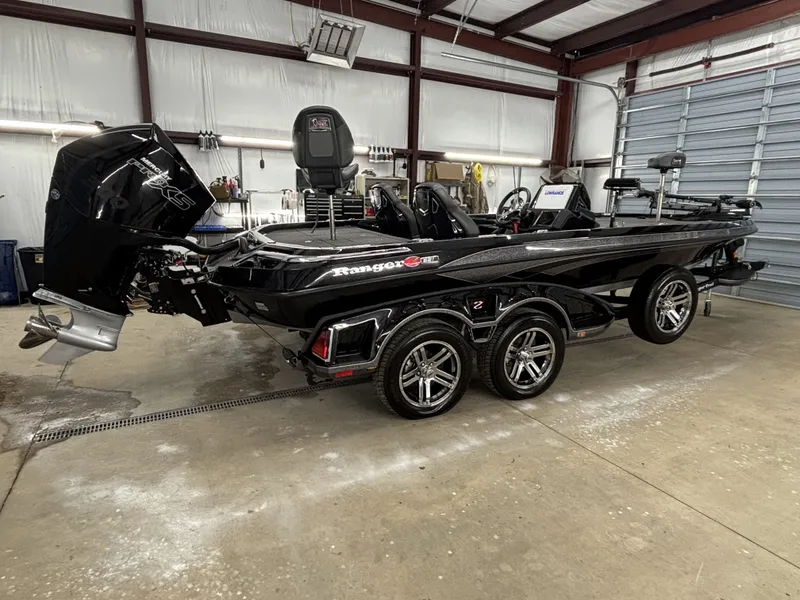 Slide: The Image of 2023 Ranger Z521R Cup Equipped boat in garage. - 3