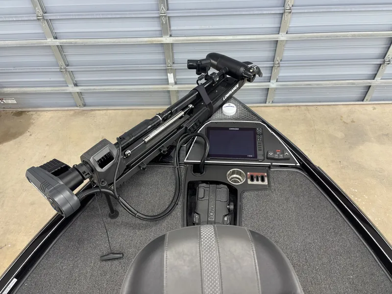 Slide: The Image of 2023 Ranger Z521R boat with advanced electronics and controls. - 9