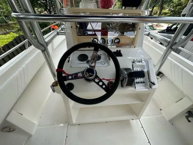 Slide: The Image of Steering console of a 2002 Fountain 25 C/C boat. - 17