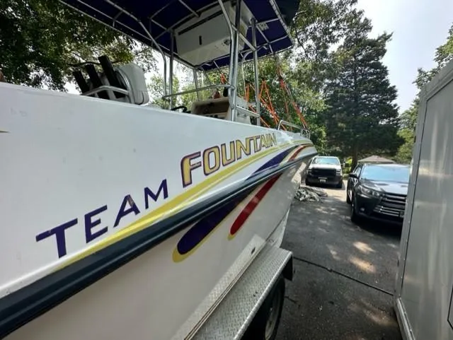 Slide: The Image of 2002 Fountain 25 C/C boat with Team Fountain branding. - 4