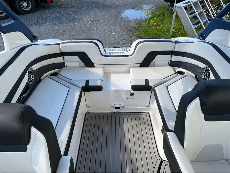 Slide: The Image of Yamaha 242SE 2020 - 2