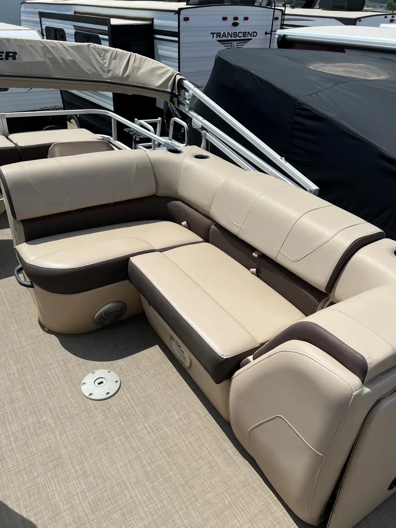Slide: The Image of 2018 Sun Tracker SportFish 22 XP3 boat with beige and brown seating. - 11