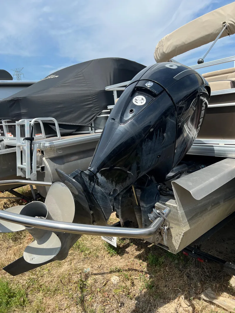 Slide: The Image of 2018 Sun Tracker SportFish 22 XP3 outboard motor and propeller. - 4