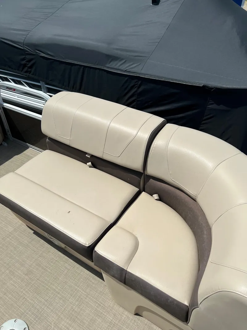 Slide: The Image of 2018 Sun Tracker SportFish 22 XP3 boat with beige seating. - 6