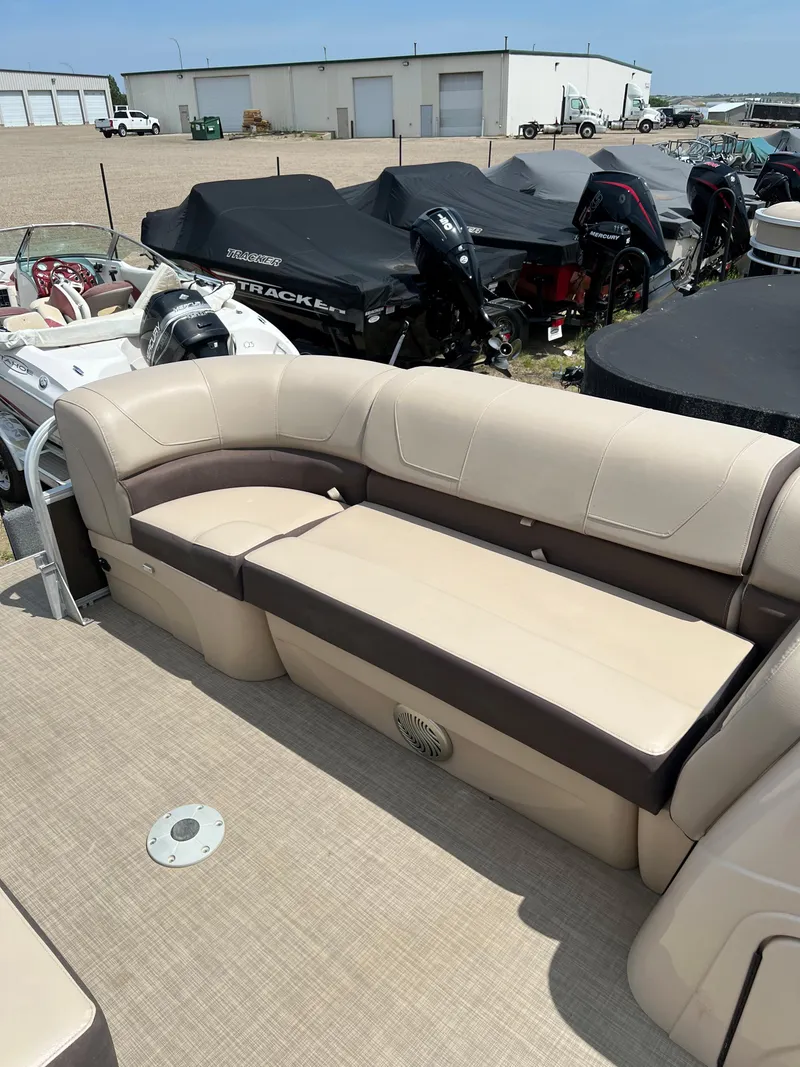 Slide: The Image of 2018 Sun Tracker SportFish 22 XP3 pontoon boat with beige seating. - 7