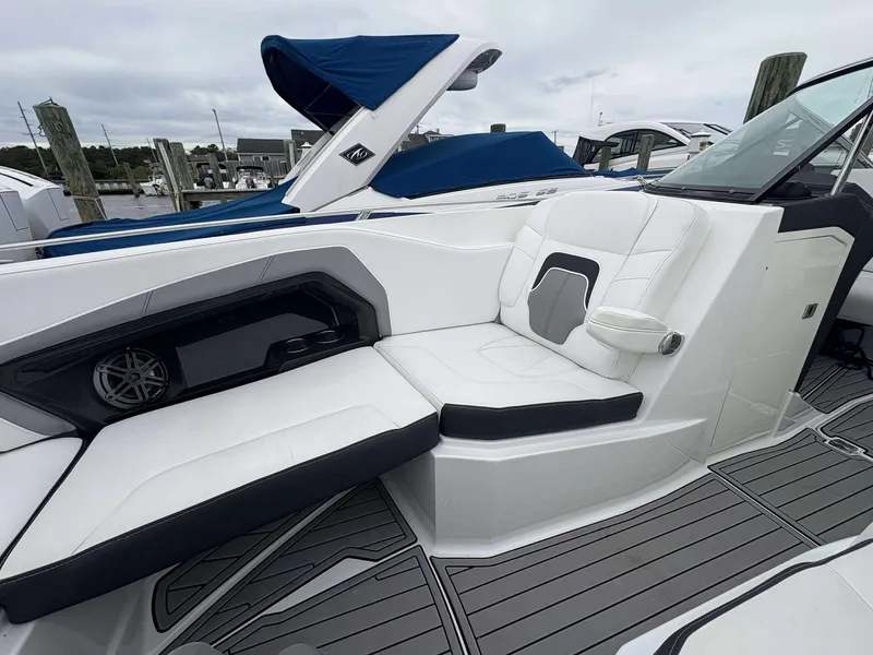 Slide: The Image of Monterey 298SS 2016 - 18