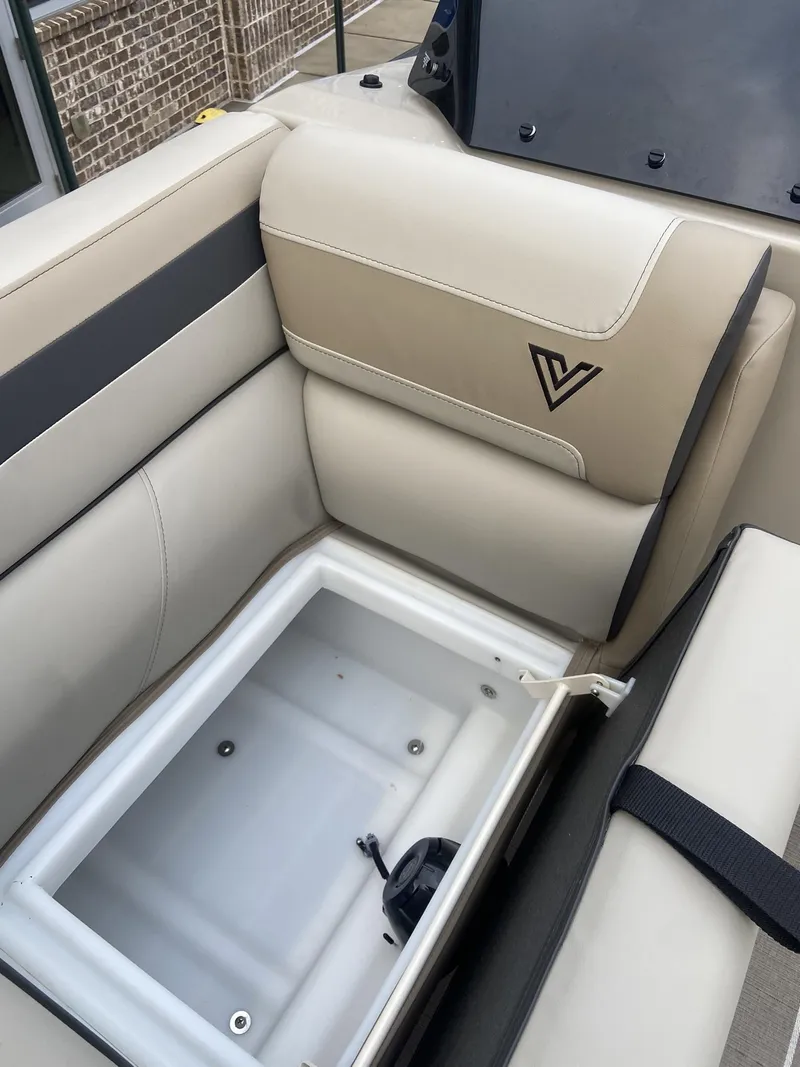 Slide: The Image of Viaggio Lago 22U ST w/Yamaha 150HP 2023 - 11