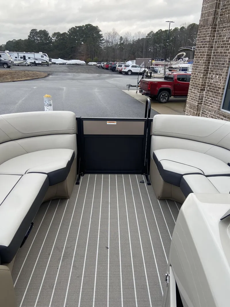 Slide: The Image of Viaggio Lago 22U ST w/Yamaha 150HP 2023 - 41