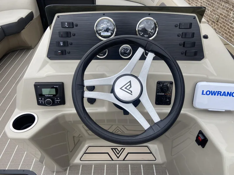 Slide: The Image of Viaggio Lago 22U ST w/Yamaha 150HP 2023 - 9