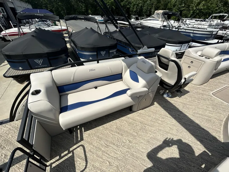 Slide: The Image of JC Manufacturing Neptoon 25TT Sport w/Mercury Verado 350HP - 4 - Stroke Engine 2024 - 13