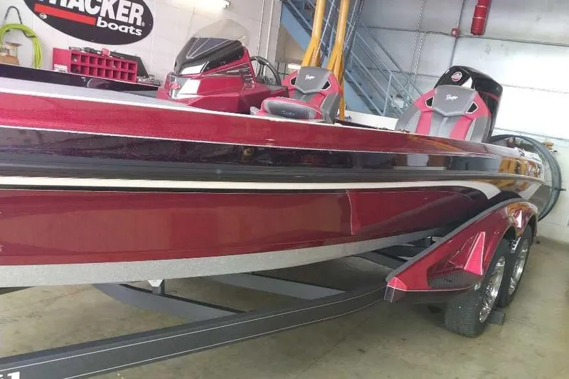 Slide: The Image of 2024 Ranger Z521R Ranger Cup Equipped boat in showroom. - 0