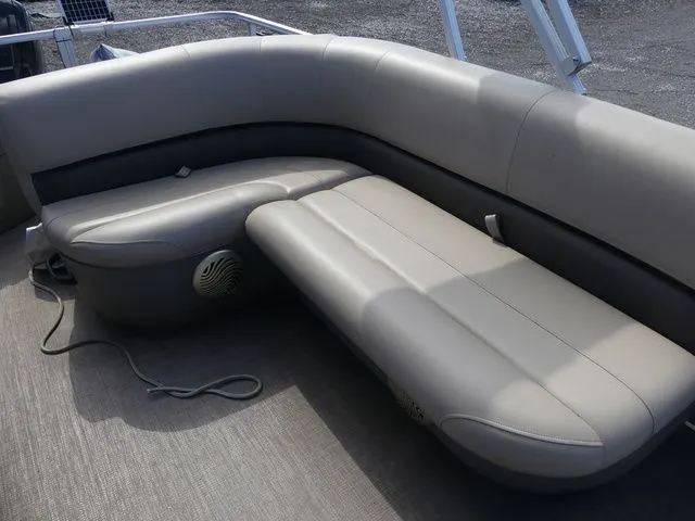 Slide: The Image of Sun Tracker Bass Buggy 18 DLX 2023 - 12