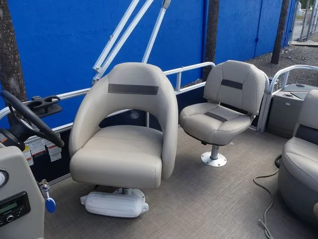 Slide: The Image of Sun Tracker Bass Buggy 18 DLX 2023 - 13