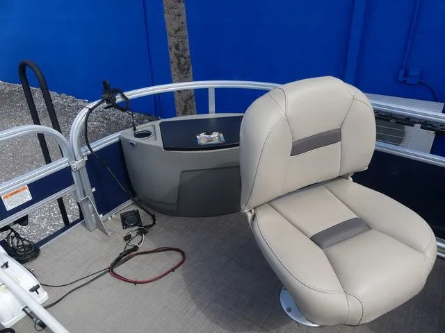 Slide: The Image of Sun Tracker Bass Buggy 18 DLX 2023 - 16