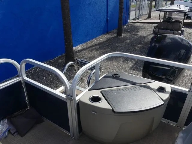 Slide: The Image of Sun Tracker Bass Buggy 18 DLX 2023 - 18