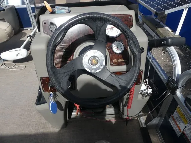 Slide: The Image of Sun Tracker Bass Buggy 18 DLX 2023 - 19