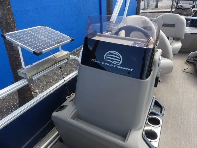 Slide: The Image of Sun Tracker Bass Buggy 18 DLX 2023 - 21