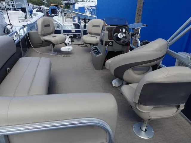 Slide: The Image of Sun Tracker Bass Buggy 18 DLX 2023 - 25