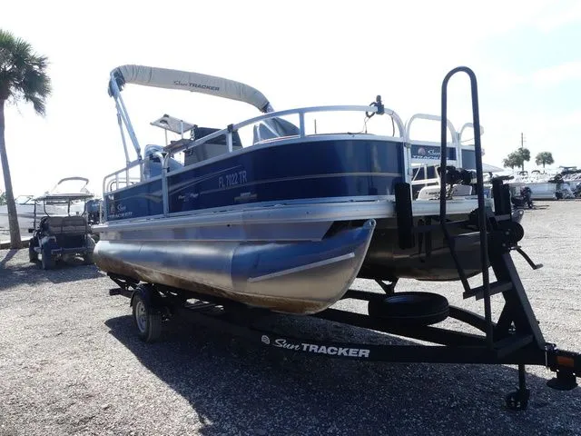 Slide: The Image of Sun Tracker Bass Buggy 18 DLX 2023 - 3