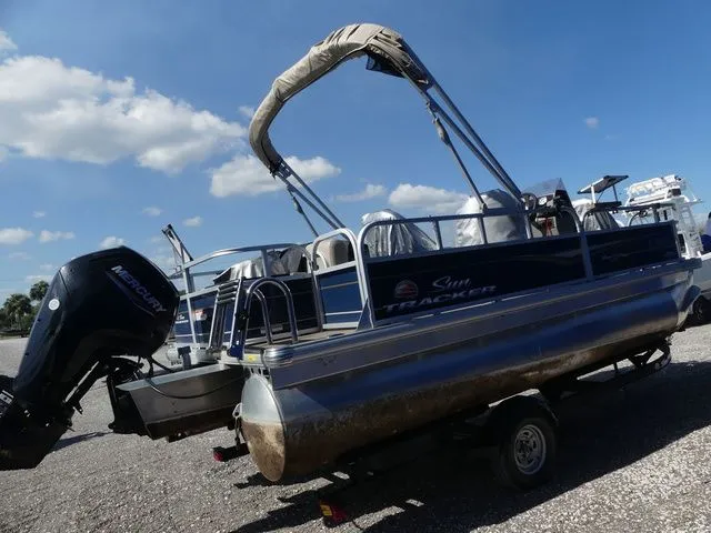 Slide: The Image of Sun Tracker Bass Buggy 18 DLX 2023 - 4