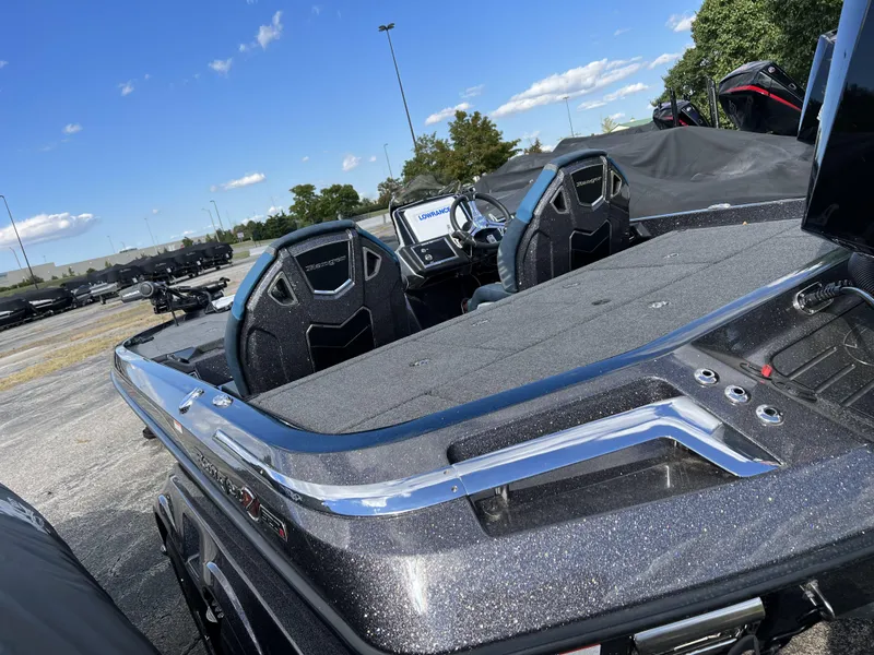 Slide: The Image of 2024 Ranger Z520R Ranger Cup Equipped boat with dual seats and modern dashboard. - 4