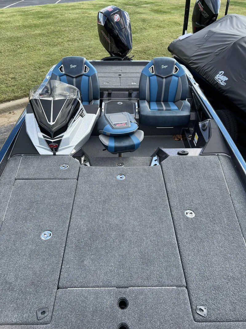 Slide: The Image of 2024 Ranger Z520R Ranger Cup Equipped fishing boat with blue and gray interior. - 7