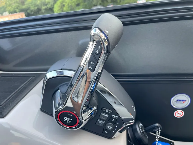 Slide: The Image of Barletta Lusso 25UCA 2024 throttle control with start/stop button. - 32
